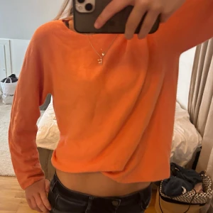 Aprikos/rosa tröja - Fint skick och nästan helt oanvänd, köpt för 500kr. 