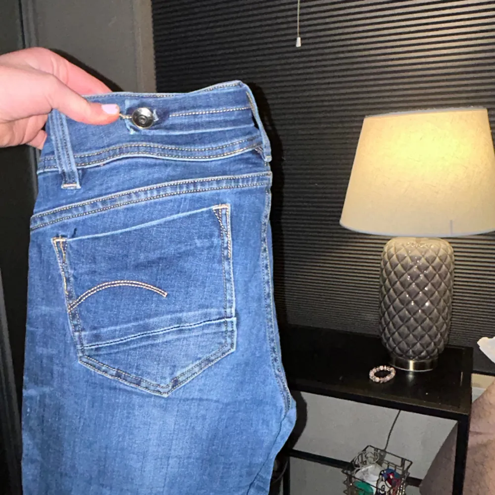 Super snygga lowwaisted jeans som är utsvängda med cola små detaljer jätte bra skick 😍. Jeans & Byxor.