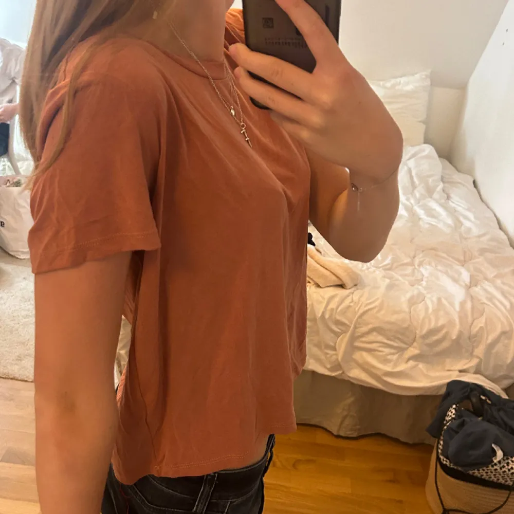 Helt oanvänd T-shirt i aprikos färg. Mjukt och skönt material och tröjan är i storlek M men passar som S också.. T-shirts.