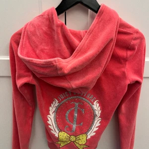 Juicy couture tröja - Säljer min äkta juicy couture tröja som är från 2016. Fortfarande i jätte bra skick och skit snygg. Pris kan diskuteras 💗