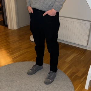 Manchester byxor - Inga skavanker som nya🍾  Storlek M  Modellen på bilden är 1,84 och väger 68 kg👖  400kr