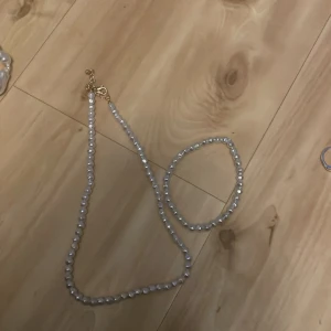 Säljer armband/halsband - Från Kappahl 