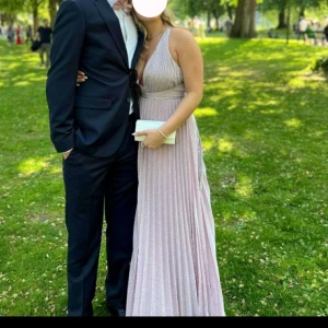 Balklänning  - Säljer min vackra balklänning, den är rosa med massa glitter i hela tyget!! öppen i ryggen som ni ser på sista bilden💞Glänser sjukt fint i solljuset😍jättebra skick, lite smutsig allra längst ner i kanten som släpats mot marken men det tänker man ej på🫶🏼