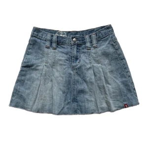 Miniskirt y2k - En jättefin jeanskjol i y2k stil köpte här på Plick som tyvärr var för liten på mig… Jättefint skick! Den är en storlek 38 åt Small hållet👍🏻