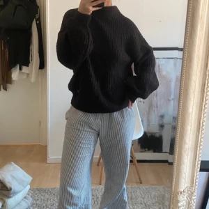 Stickad tröja svart - Fin tröja, se färg och mönster bättre på andra bilden💞