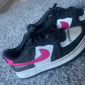 Nike air Force  - Skorna är väl använda och därför så säljer jag dom för ett ganska lågt pris. Men dom är helt fungerande och dom kommer göras rena innan jag skickar iväg dom! Dom är fortfarande i bra kvalite. Ni får även komma med prisförslag