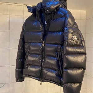 Moncler  - Både kill och tjej jacka. Kommer helt oanvänd med prislappar.Finns xs s,m,l,xl.. skriv för beställning 