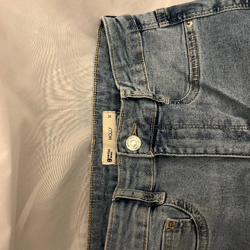 Oanvända jeans från Gina tricot  Sitter jätte vackert, passar Small men är storlek Medium Köpt för 400kr VET INTE VILKEN MODELBILD SOM ÄR RÄTT FÄRG!!! . Jeans & Byxor.