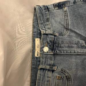 Oanvända jeans från Gina tricot  Sitter jätte vackert, passar Small men är storlek Medium Köpt för 400kr VET INTE VILKEN MODELBILD SOM ÄR RÄTT FÄRG!!! 