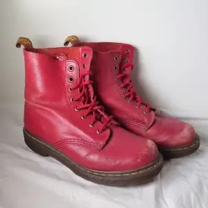 Lite speciella Dr Martens i tunnare rött skinn. Lite slitage som syns på bilderna, men hela och fina och mycket kvar att ge. Ingen storleksmärkning, men passar 38🌿