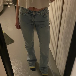 Blå jeans Gina  - Byxorna är i storlek 34, ganska oanvända för att dom är för långa för mig därför säljer jag. Jättefina jeans, kom privat för mer information !