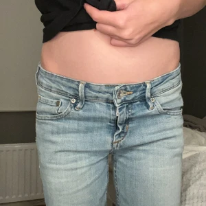 Lågmidjade jeans - Svin snygga långivande jeans. Säljs pgv ingen användning och lite för stora i midjan för mig. Lite defekter vid ena fickan men går enkelt att lösa med en sån lapp man kan stryka på om man vill! Sänkt pris pgv det! 