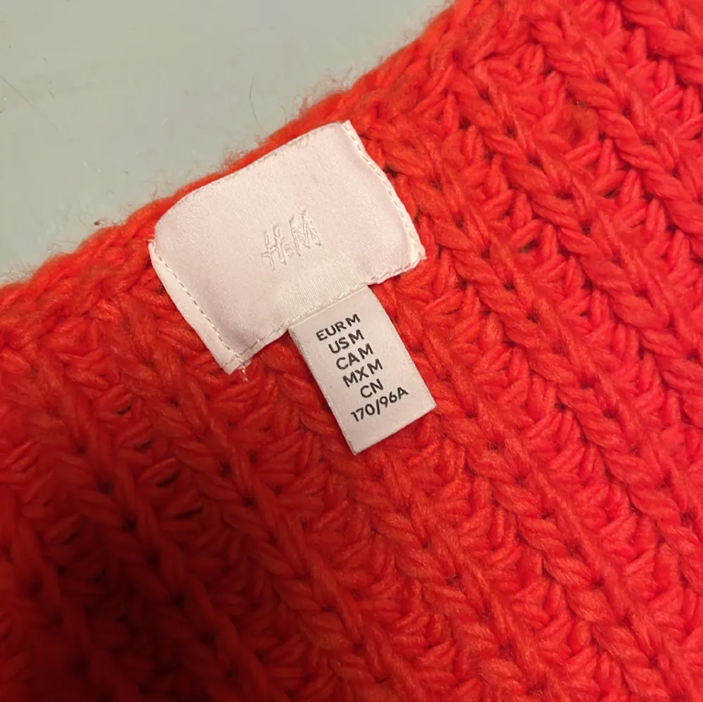 Helt oanvänd stickad tröja från HM. Härlig rödorange färg. Storlek M. . Tröjor & Koftor.