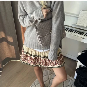 Zara kjol  - Säljer denhär slutsålda zarakjolen🥰 tror att den är helt slutsåld på hemsidan, tror nypris va 360-500 eller något men inte helt säker❤️ den är knappt använd, den e strl XS men passar nog också S. Skicka gärna prisförslag🩷