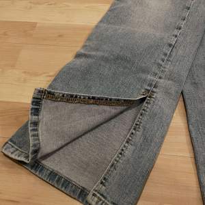 Fina jeans som har använts fåtal gånger dem har slits ner till 