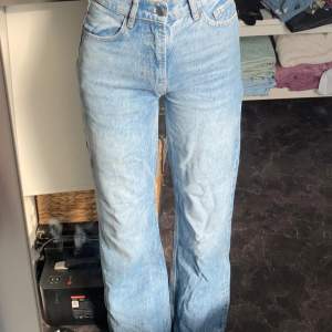 Högmidjade vida blåa jeans med lite bootcut från KARVE med två små fläckar på baksidan (se bild 3) men annars i bra skick.  📏Midjemått tvärs över: 34cm📏 📏Innerbenslängd: 75cm📏 📷Skriv om ni vill ha fler bilder📷 💸Priset går att diskutera💸