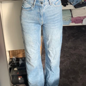 Blåa jeans - Högmidjade vida blåa jeans med lite bootcut från KARVE med två små fläckar på baksidan (se bild 3) men annars i bra skick.  📏Midjemått tvärs över: 34cm📏 📏Innerbenslängd: 75cm📏 📷Skriv om ni vill ha fler bilder📷 💸Priset går att diskutera💸