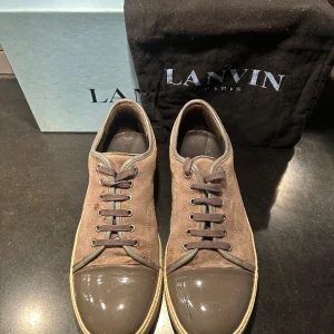 Grå Lanvins Size 9… 43 - Tja säljer ett par lanvins pga för små. Box och dustbag medföljer Cond: 7/10 bortsätt från att ena skon har en repa på fronten(se bild två) och en lite fläck vid skosnöret ( se bild ett) Nypris 400€ mitt pris 1800kr