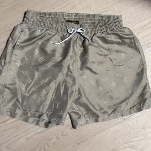 Säljer mina Louis Vuitton shorts pga används inte. Använt fåtal gånger förra sommaren. Orginalpris (4500kr) kvittot finns.