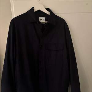 Säljer denna oanvönda zara overshirt i storlek M. 10/10. 350kr