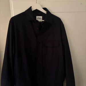 Zara overshirt  - Säljer denna oanvönda zara overshirt i storlek M. 10/10. 350kr