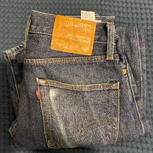 Ett par Levis jeans som e för små 
