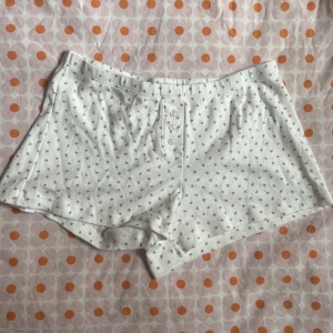 Söta shorts - Söta shorts med med blommor. Helt oanvända🌸