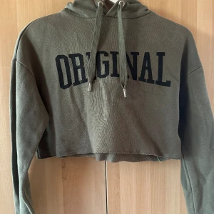 Croppad hoodie - Croppad hoodie i bra skick, väldigt populär för några år sedan!