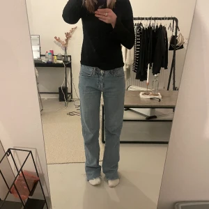 Lågmidjade jeans - Säljer nu mina lågmidjade jeans från Bikbok då dom inte kommer till användning. Köpta i somras men fortfarande väldigt bra skick då dom inte använts så mycket. Storlek 25/32.