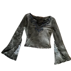 Tröja  - Skriv om du har frågor eller vill ha fler bilder! Den är något mer brun i färgen. 