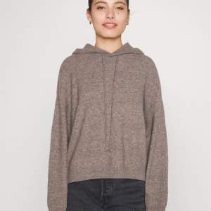 Säljer min fina stickade hoodie, den är i fint skick❤️Färgen är brun-grå skulle jag säga.