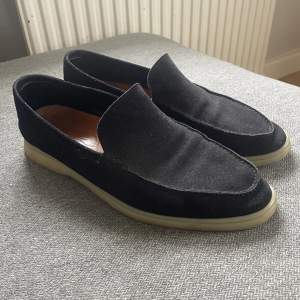 Ett par skit snygga loafers/ sneakers från suitsupply. Dom är i färgen navyblå och i bra skick. Vädligt bra kvalitet, nypris 3000. Storlek 43, Pris diskutabelt 