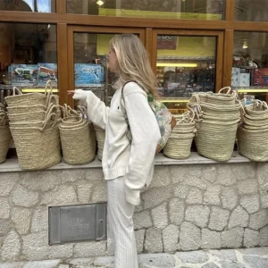 Stickad tröja - Superfin stickad tröja från Ralph lauren i en jättefin grå färg. Fint skick. Storlek är L men tröjan är mindre i storleken så passar mer en M.