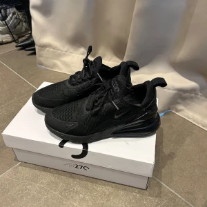 Nike Air Max 270 - Nike sneakers modell Air Max 270. Använd fåtal gånger, fint skick!
