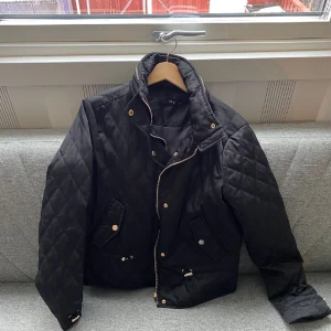 Jacka  - Den har en luva på baksidan och är väldigt fin (oanvända, tog på den för att visa hur den ser ut)