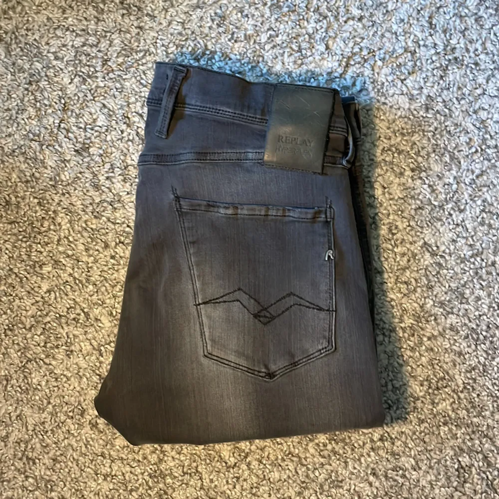 Snygga ljusgråa jeans från märket Replay. Modellen är Anbass och de sitter som W30 L30. Skick 8/10. Vid fler frågor, skriv gärna privat // AR. Jeans & Byxor.