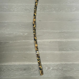 Varsace bälte - Bälte från versace storlek 90 cm Skick:6,5/10 Nypris: 1399kr Mitt pris:199