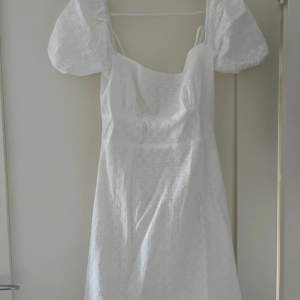 Superfin vit klänning, passar till student eller skolavslutning 😊🩷