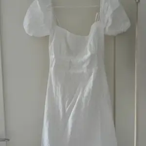 Superfin vit klänning, passar till student eller skolavslutning 😊🩷