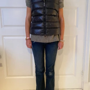 Moncler väst strl 1 (XS) - Moncler väst dam strl 1 ”Ghany Gilet”. Svart. Självklart äkta! Inköpt på NK i Stockholm. Se bilder på tagsen. Nypris 8000:-