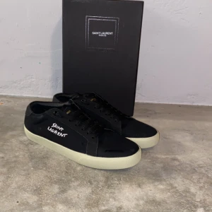 Saint Laurent Skor - Säljer dessa sjukt feta Saint Laurent skorna. Storlek 45 men passar som 44, 10/10 skick bara testade inomhus. Box dustbag och kvitto följer med. Pris går att diskutera vid snabb affär!