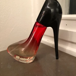 Chic girl perfume - 100ml blommig kryddig parfym i formen av en klacksko. Ej öppnad eller använd, jag råkade köpa fel version och vill inte ha den här. Ordinarie pris är 70 men säljer den för 60