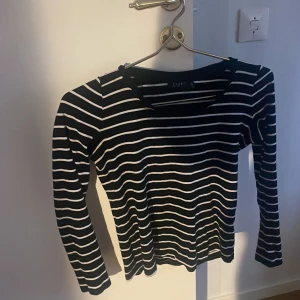 randig tröja från ralph lauren - svartvit randig tröja från ralph lauren i toppskick💕 säljer eftersom jag inte får användning för den storlek s