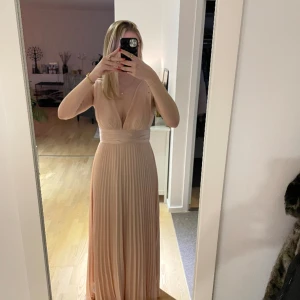 Balklänning - Rosa klänning från Asos som passar perfekt till balen. Aldrig använd, köpte den till balen men hittade en annan 💃🤍