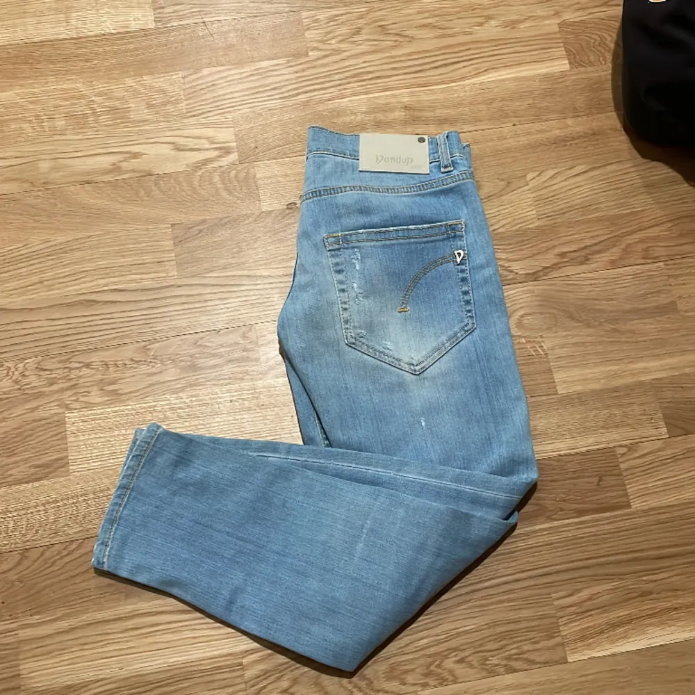 Tja säljer dessa Dondup jeans. Skicket är väldigt bra. Tveka inte på att fråga. Jeans & Byxor.