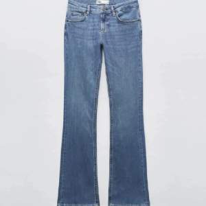 Supersnygga jeans från zara som Är lågmidjade och bootcut. Stretchiga i materialet. 