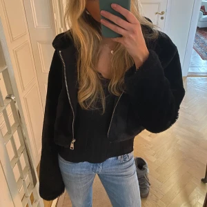 Kort pälsjacka - Supersnygg (fake)pälsjacka med luva från Urban Outfitters. Helt oanvänd och väldigt mjuk!🤍