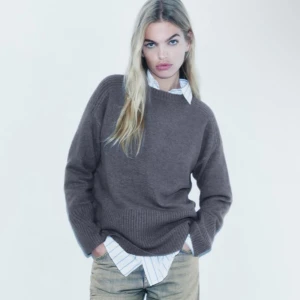 Zara stickad tröja - Säljer denna blå/gråa stickade tröjan från zara🩷