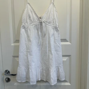 Sommar klänning  - Helt ny sommarklänning från märket cotton on i storlek 34/xs med prislappen kvar