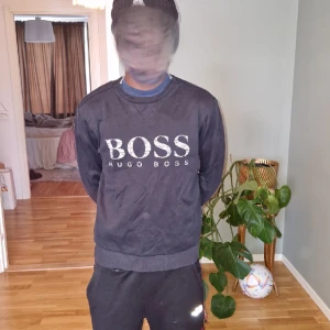 Hugo boss tröja - Hugo boss tröja till salu. Oanvänd och i väldigt bra skick. Kontakta om intresserad.